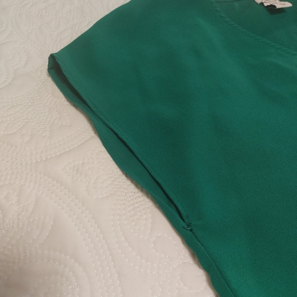 Green cap sleeve v-neck blouse🌿 - Picture 4 of 5